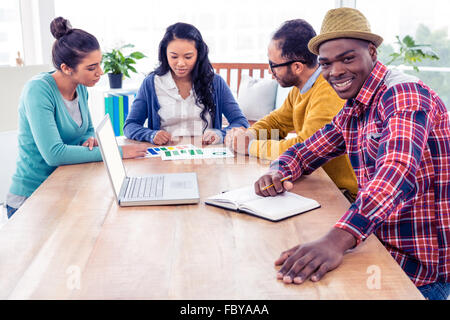 Ritratto di business uomo seduto con i colleghi in background Foto Stock