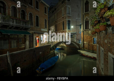 Una vista di stradine in Venezia di notte Foto Stock