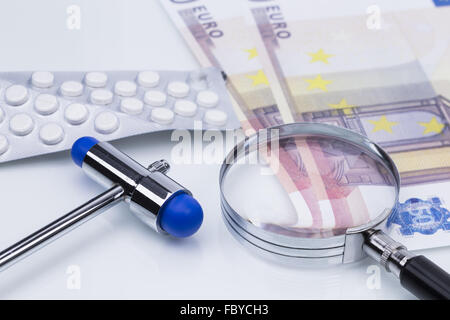 Compresse di ingrandimento e contanti Foto Stock