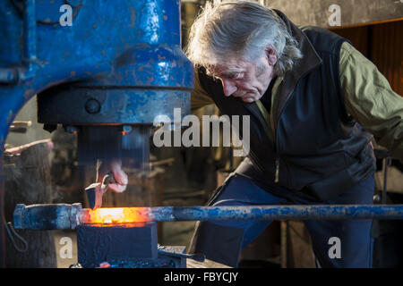Fabbro lavora su elettro martello Foto Stock
