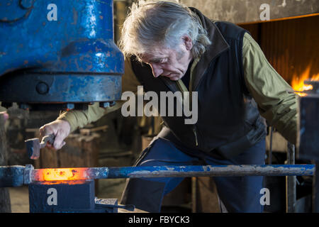 Fabbro lavora su elettro martello Foto Stock