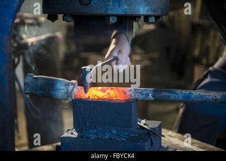 Fabbro lavora su elettro martello Foto Stock