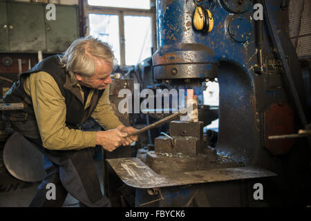 Fabbro lavora su elettro martello Foto Stock