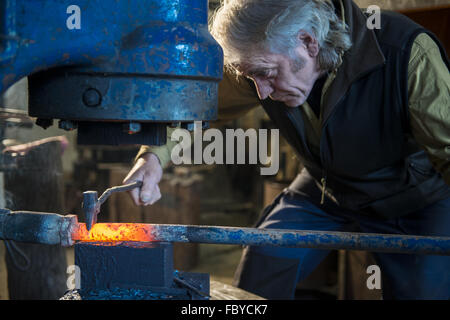 Fabbro lavora su elettro martello Foto Stock