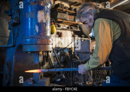 Fabbro lavora su elettro martello Foto Stock