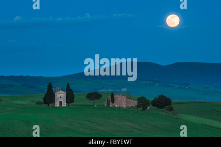 Scenic vista toscano, la Cappella della Madonna di Vitaleta Foto Stock