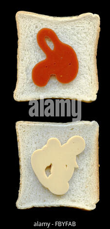 Due fette di pane tostato con senape o ketchup Foto Stock