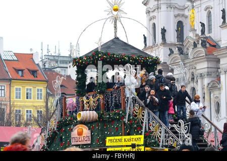 La piazza della città vecchia di Praga a Natale Foto Stock