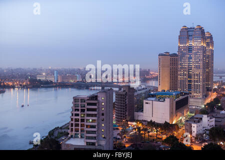 Fairmont Nile City Hotel in Il Cairo Egitto al crepuscolo Foto Stock