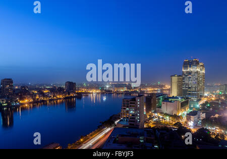 Fairmont Nile City Hotel in Il Cairo Egitto di notte Foto Stock