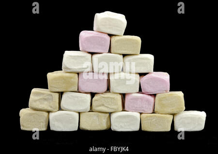 Pyramid realizzato da cubetti di marshmallow Foto Stock