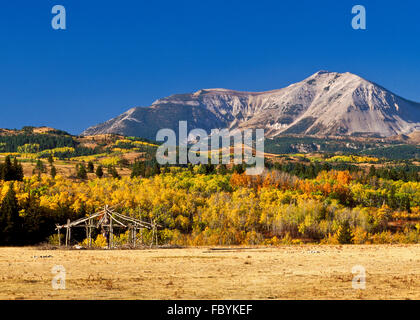 sun dance lodge sotto il fronte roccioso di montagna sulla riserva indiana blackfeet vicino cuore butte, montana Foto Stock