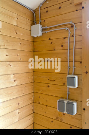 Impianto elettrico in una casa in legno Foto Stock