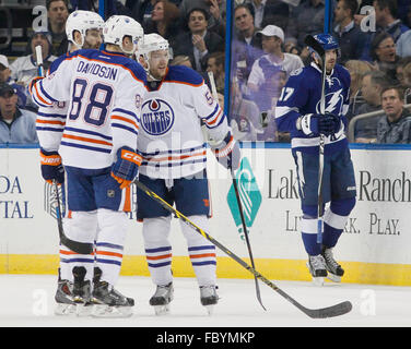 Tampa, Florida, Stati Uniti d'America. Xix gen, 2016. DIRK SHADD | Orari .Tampa Bay Lightning center Alex Killorn (17) Tampa Bay pattini off dopo aver battuto corto consegnati come Edmonton lubrificatori marchio di centro Letestu (55) (centro) punteggi una pausa di distanza obiettivo di legare il gioco da 2 a 2 durante il primo periodo di azione al Amalie Arena a Tampa martedì sera (01/19/16) © Dirk Shadd/Tampa Bay volte/ZUMA filo/Alamy Live News Foto Stock