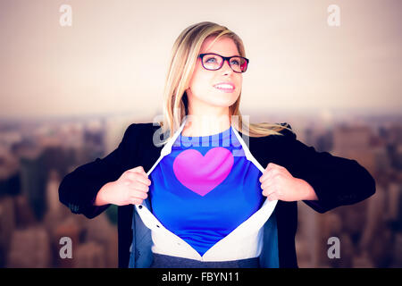 Immagine composita di imprenditrice aprendo la sua camicia stile di supereroi Foto Stock