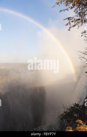 Rainbow su Victoria Falls Foto Stock