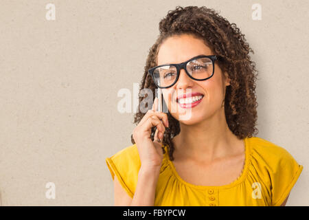 Immagine composita di imprenditrice con gli occhiali mentre si utilizza il telefono cellulare su sfondo bianco Foto Stock
