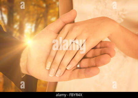 Immagine composita di immagine ritagliata della coppia di novelli sposi tenendo le mani Foto Stock