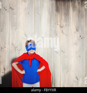 Immagine composita della ragazza mascherati fingendo di essere supereroe Foto Stock