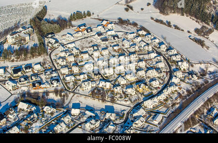 Vista aerea, lo sviluppo di alloggiamento con case a schiera, case, Löwenzahnweg, Kornblumenweg, inverno, neve, Olsberg, Sauerland Foto Stock