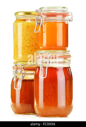Composizione con vasetti di miele isolati su sfondo bianco Foto Stock