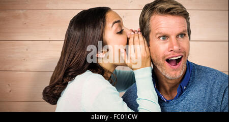 Immagine composita della donna sussurro segreto con uomo Foto Stock