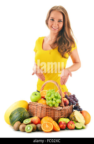 Varietà di frutti nel cesto di vimini isolato su bianco Foto Stock