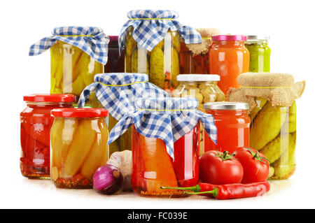 Composizione con vasetti di verdure sottaceto. Alimenti marinati Foto Stock