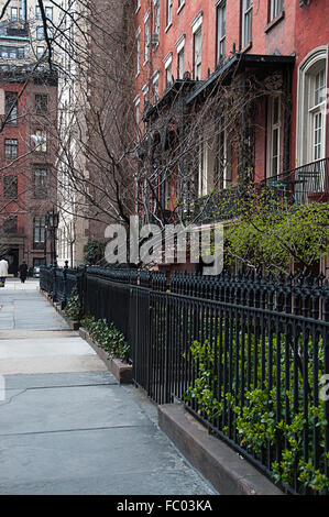 Un ferro battuto recinzione in Gramercy Park quartiere di New York City. Foto Stock