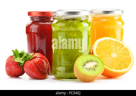 Composizione con vasi di fruttato degli inceppamenti su bianco. Conserve di frutta Foto Stock