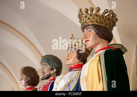 Gigantes schierate in Plaza de los Fueros presso Le Fiestas de la Virgen de Nieva a Viana - Navarra, Spagna. Foto Stock