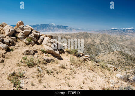 Escursioni a piedi lungo il sentiero a picco di Warren a Joshua Tree National Park, California Foto Stock