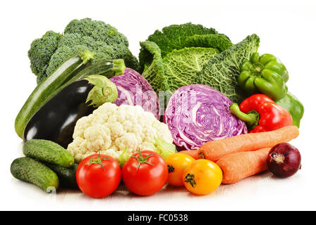 Composizione con varietà di carni fresche verdure organiche isolato su bianco Foto Stock