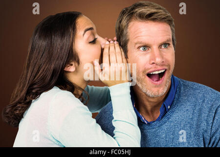 Immagine composita della donna sussurro segreto con uomo Foto Stock