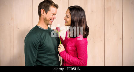 Immagine composita della coppia sorridente con red rose Foto Stock