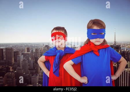 Immagine composita mascherata di bambini che fanno finta di essere supereroi Foto Stock