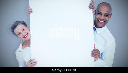 Immagine composita della gente di affari tenendo premuto segno di vuoto Foto Stock