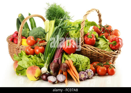 Composizione con verdure crude e cesto di vimini Foto Stock