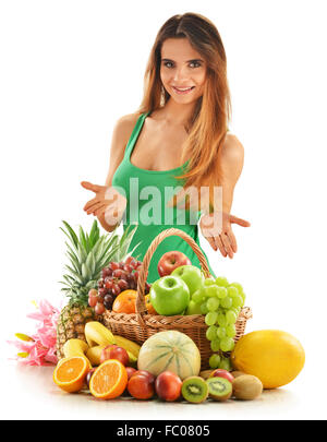 Composizione con frutti assortiti in cesto in vimini Foto Stock