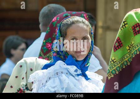 Il sorriso di una donna in costume tradizionale del distretto di Maramures, Romania Foto Stock
