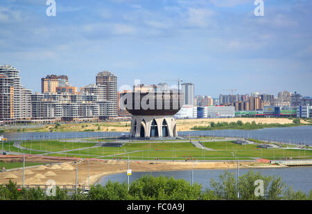 Vista sulla città di Kazan e il nuovo palazzo di nozze Foto Stock