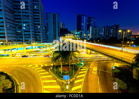 Il traffico della città di notte Foto Stock