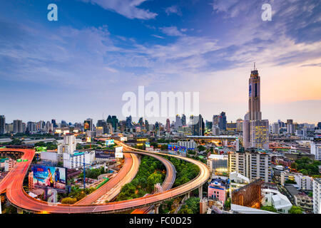 BANGKOK, Tailandia - 28 settembre 2015: il paesaggio urbano di Bangkok e autostrade con Baiyoke II Torre. Foto Stock