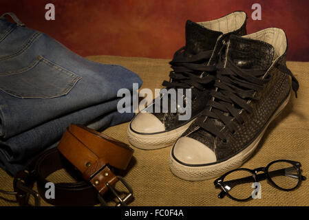 Ancora vita uomini accessori, scarpe nere, marrone cintura in cuoio, jeans, stivali Foto Stock