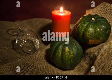 Ancora in vita di acorn squash e bicchiere di vino, candela, su tela Foto Stock