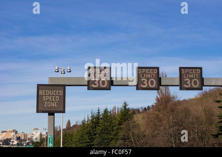 Digitale di velocità limite segni permettono la regolazione istantanea del limite di velocità per tener conto di condizioni. Seattle, Washington, Stati Uniti d'America Foto Stock