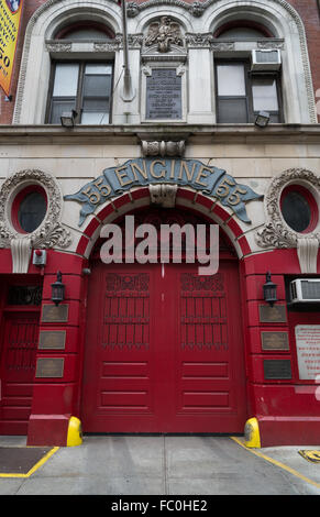 Il motore 55 la stazione dei vigili del fuoco a Broome Street ornato di segnaletica, intonaco e ghisa dettaglio alle porte. New York Foto Stock