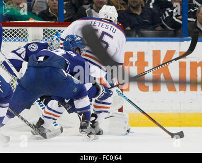 Tampa, Florida, Stati Uniti d'America. Xix gen, 2016. DIRK SHADD | Orari .Tampa Bay Lightning goalie Andrei Vasilevskiy (88) prende il battito breve consegnati come Edmonton lubrificatori marchio di centro Letestu (55) punteggi una pausa di distanza obiettivo di legare il gioco da 2 a 2 durante il primo periodo di azione al Amalie Arena a Tampa martedì sera (01/19/16) Credito: Dirk Shadd/Tampa Bay volte/ZUMA filo/Alamy Live News Foto Stock