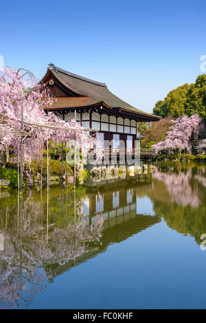 Kyoto, Giappone al Santuario Heian stagno nella stagione primaverile. Foto Stock