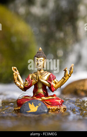 Statua del Buddha con la colomba della pace Foto Stock